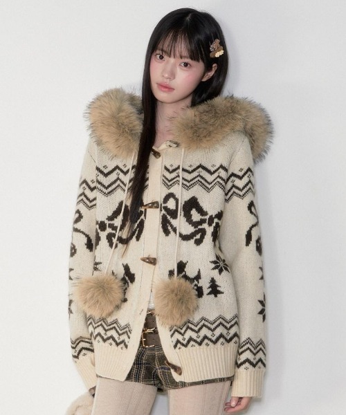 AVYL(アヴィル)の「ファーフードポンポン付きノルディック柄ニットカーディガン(ダッフルコート・レディース・アイボリー/レッド/ブラウン・M)」の5枚目の写真