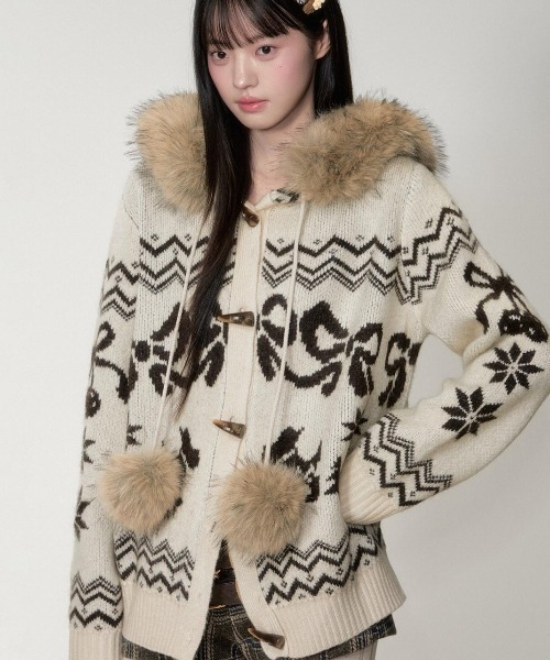 AVYL(アヴィル)の「ファーフードポンポン付きノルディック柄ニットカーディガン(ダッフルコート・レディース・アイボリー/レッド/ブラウン・M)」の7枚目の写真