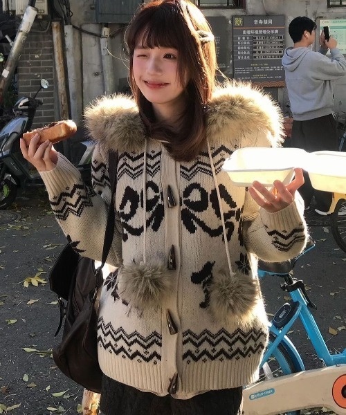 AVYL(アヴィル)の「ファーフードポンポン付きノルディック柄ニットカーディガン(ダッフルコート・レディース・アイボリー/レッド/ブラウン・M)」の4枚目の写真