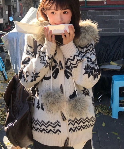 AVYL(アヴィル)の「ファーフードポンポン付きノルディック柄ニットカーディガン(ダッフルコート・レディース・アイボリー/レッド/ブラウン・M)」の9枚目の写真