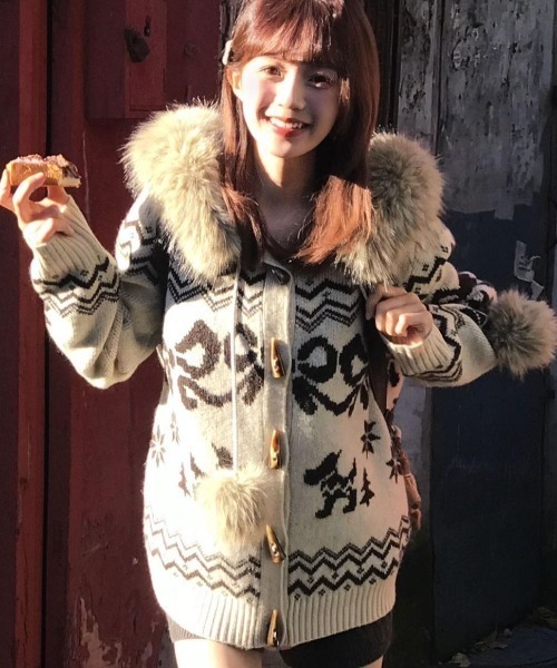 AVYL(アヴィル)の「ファーフードポンポン付きノルディック柄ニットカーディガン(ダッフルコート・レディース・アイボリー/レッド/ブラウン・M)」の10枚目の写真