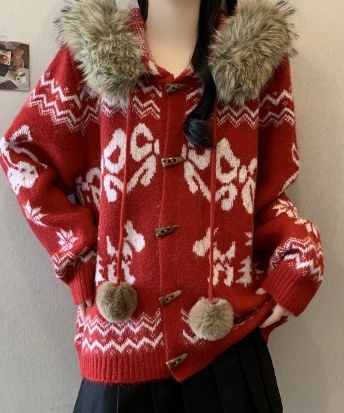 AVYL(アヴィル)の「ファーフードポンポン付きノルディック柄ニットカーディガン(ダッフルコート・レディース・アイボリー/レッド/ブラウン・M)」の14枚目の写真