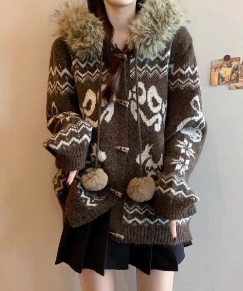 AVYL(アヴィル)の「ファーフードポンポン付きノルディック柄ニットカーディガン(ダッフルコート・レディース・アイボリー/レッド/ブラウン・M)」の12枚目の写真