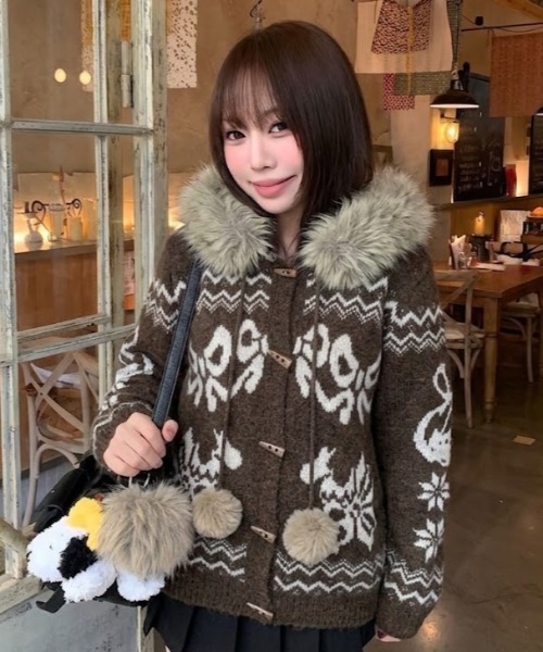 AVYL(アヴィル)の「ファーフードポンポン付きノルディック柄ニットカーディガン(ダッフルコート・レディース・アイボリー/レッド/ブラウン・M)」の11枚目の写真