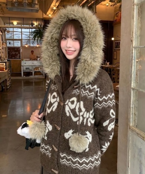 AVYL(アヴィル)の「ファーフードポンポン付きノルディック柄ニットカーディガン(ダッフルコート・レディース・アイボリー/レッド/ブラウン・M)」の13枚目の写真