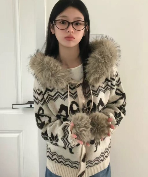 AVYL(アヴィル)の「ファーフードポンポン付きノルディック柄ニットカーディガン(ダッフルコート・レディース・アイボリー/レッド/ブラウン・M)」の21枚目の写真