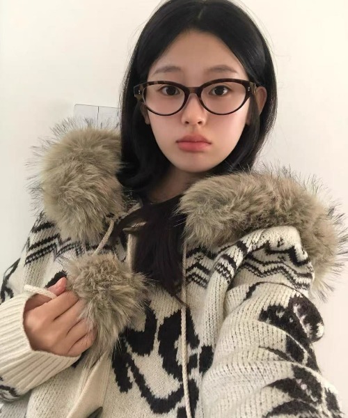 AVYL(アヴィル)の「ファーフードポンポン付きノルディック柄ニットカーディガン(ダッフルコート・レディース・アイボリー/レッド/ブラウン・M)」の22枚目の写真