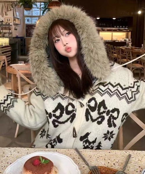 AVYL(アヴィル)の「ファーフードポンポン付きノルディック柄ニットカーディガン(ダッフルコート・レディース・アイボリー/レッド/ブラウン・M)」の18枚目の写真