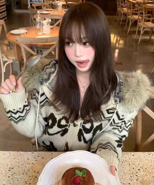 AVYL(アヴィル)の「ファーフードポンポン付きノルディック柄ニットカーディガン(ダッフルコート・レディース・アイボリー/レッド/ブラウン・M)」の19枚目の写真