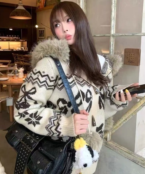 AVYL(アヴィル)の「ファーフードポンポン付きノルディック柄ニットカーディガン(ダッフルコート・レディース・アイボリー/レッド/ブラウン・M)」の20枚目の写真