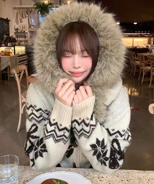 AVYL(アヴィル)の「ファーフードポンポン付きノルディック柄ニットカーディガン(ダッフルコート・レディース・アイボリー/レッド/ブラウン・M)」の17枚目の写真