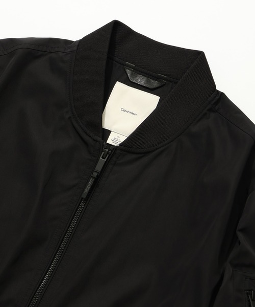 Calvin Klein（カルバン・クライン）の「【Calvin Klein/カルバンクライン】ELIAS MEMORY BOMBER/ライトウェイト ジップアップ ボンバージャケット（MA-1・メンズ・ブラック/オリーブ・S/M/XL/L）」の4枚目の写真