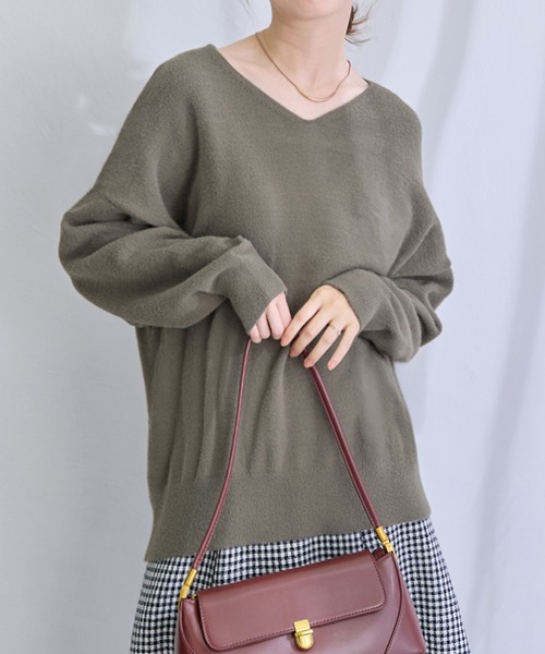 alotta(アロッタ)の「ゆるっとふんわりドルマンニット(ニット/セーター・レディース・モカ/レッド/グリーン/ブラック・M/L/LL)」の11枚目の写真