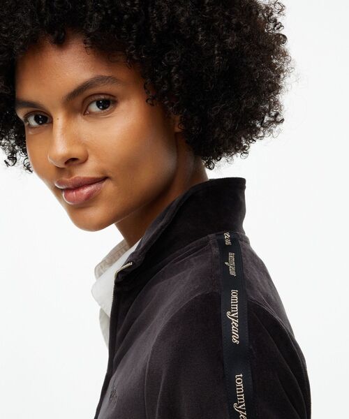 tommy jeans(トミー ジーンズ)の「ロゴテープベロアトラッカージャケット(ブルゾン・レディース・ブラック・SMALL/MEDIUM/X-SMALL)」の4枚目の写真
