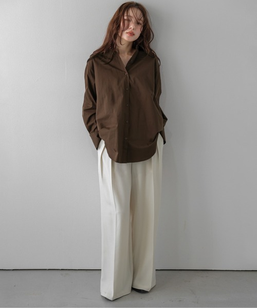 AMELY(エミリー)の「ラウンドヘムオーバーサイズシャツ/体型カバー/こなれ感(シャツ/ブラウス・レディース・ベージュ/ブラウン/ブラック・フリー)」の7枚目の写真