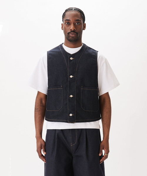 WISM(ウィズム)の「Estudio Niksen / エストゥディオ・ニクセン Raw Denim Stitch Vest(その他アウター・メンズ・ネイビー・FREE)」の1枚目の写真