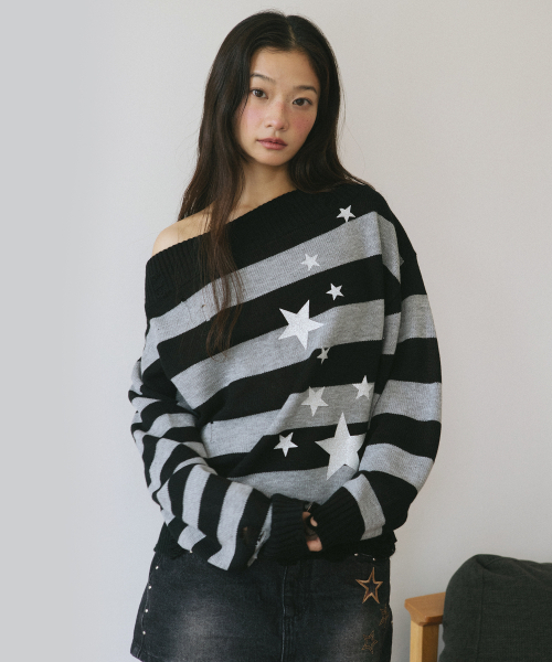 Cavish(カビシ)の「DAMAGED STAR STRIPE OFF SHOULDER KNIT BLACK(CV2GFFK620A)(ニット/セーター・レディース・ブラック・SMALL/MEDIUM)」の2枚目の写真
