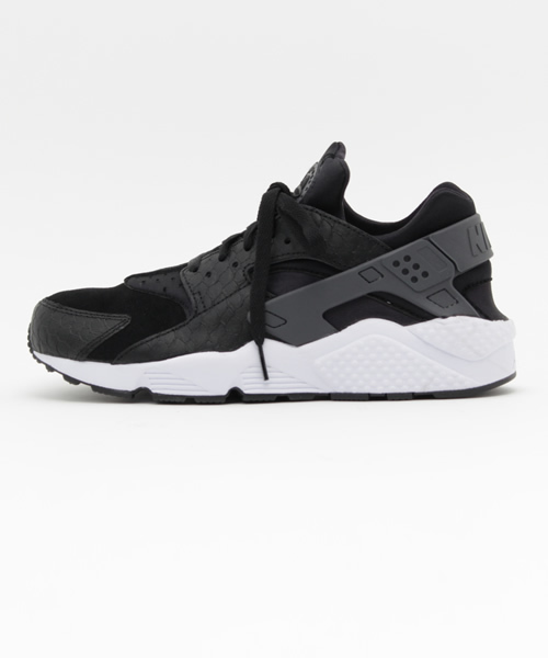 NIKE（ナイキ）の「NIKE AIR HUARACHE RUN PRM（スニーカー・メンズ・ブラック・26.5/27/27.5/26）」の2枚目の写真
