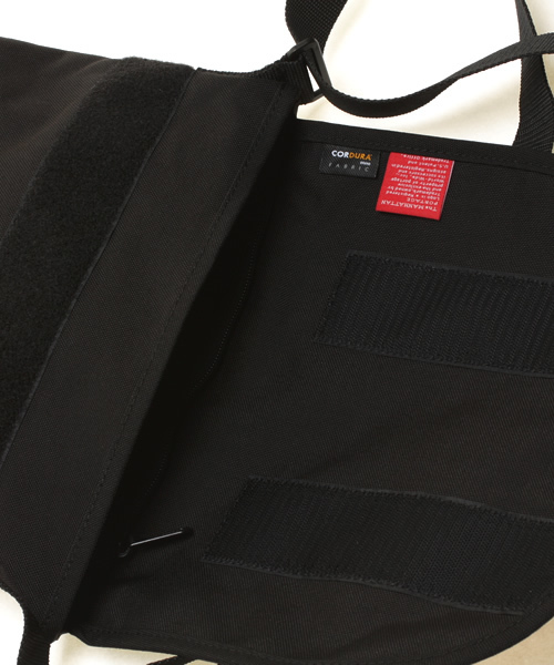 Manhattan Portage（マンハッタンポーテージ）の「Manhattan Portage / メッセンジャーバッグ（メッセンジャーバッグ・レディース・ブラック/ピンク・ONE SIZE）」の5枚目の写真