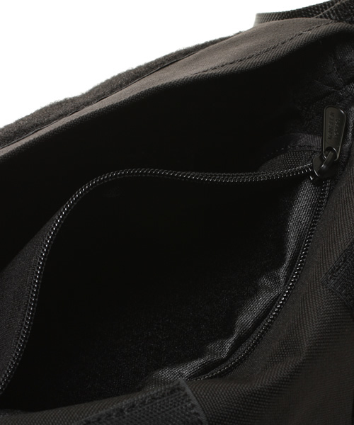 Manhattan Portage（マンハッタンポーテージ）の「Manhattan Portage / メッセンジャーバッグ（メッセンジャーバッグ・レディース・ブラック/ピンク・ONE SIZE）」の6枚目の写真