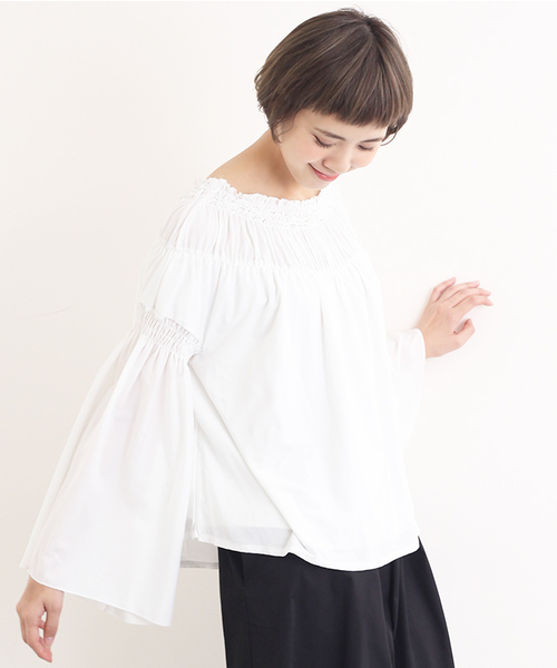 MERLOT（メルロー）の「フリルギャザーオフショルブラウス4913（シャツ/ブラウス・レディース・ブラック/ライトブルー/ベージュ/ピンク/オフホワイト・FREE）」の2枚目の写真