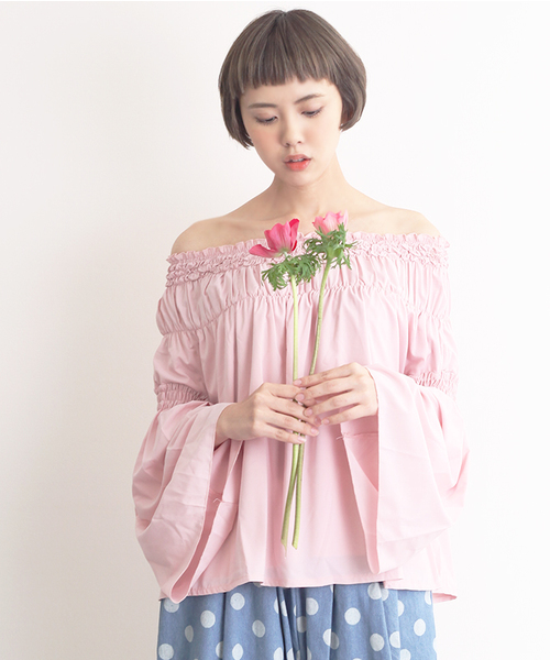 MERLOT（メルロー）の「フリルギャザーオフショルブラウス4913（シャツ/ブラウス・レディース・ブラック/ライトブルー/ベージュ/ピンク/オフホワイト・FREE）」の5枚目の写真