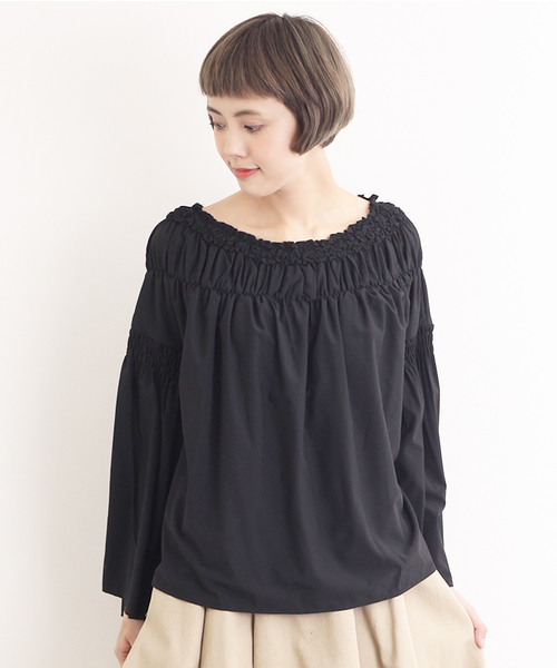 MERLOT（メルロー）の「フリルギャザーオフショルブラウス4913（シャツ/ブラウス・レディース・ブラック/ライトブルー/ベージュ/ピンク/オフホワイト・FREE）」の3枚目の写真