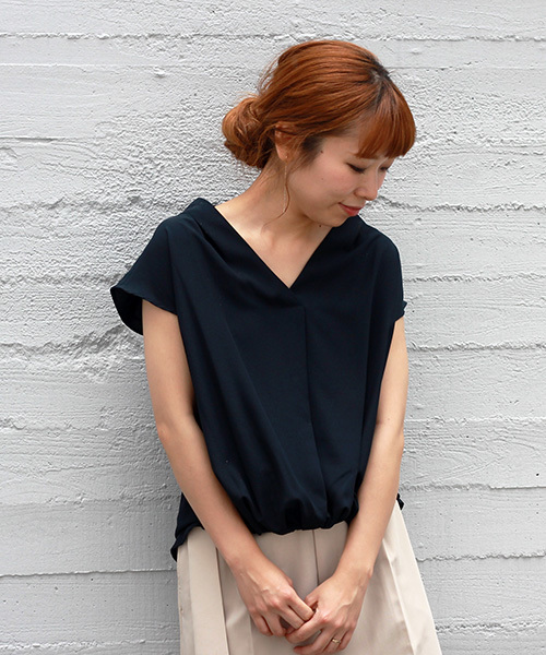 le.coeur blanc（ルクールブラン）の「【WEB限定PRICE】ジョーゼットスタンドVネックブラウス（シャツ/ブラウス・レディース・ネイビー/ピンクベージュ/ブルー/ワインレッド・FREE）」の2枚目の写真