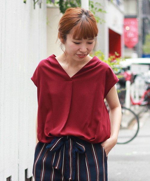 le.coeur blanc（ルクールブラン）の「【WEB限定PRICE】ジョーゼットスタンドVネックブラウス（シャツ/ブラウス・レディース・ネイビー/ピンクベージュ/ブルー/ワインレッド・FREE）」の4枚目の写真