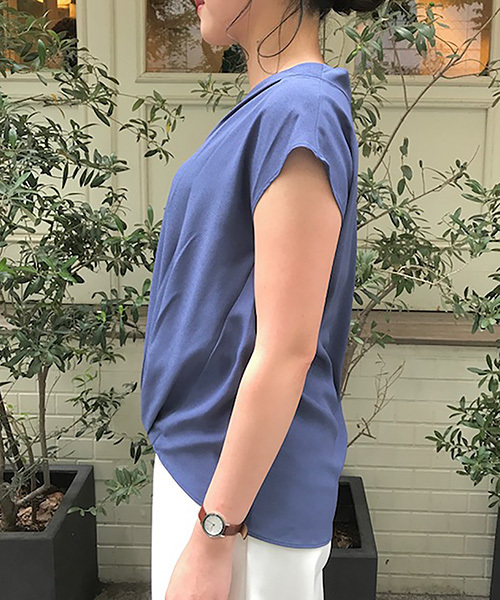 le.coeur blanc（ルクールブラン）の「【WEB限定PRICE】ジョーゼットスタンドVネックブラウス（シャツ/ブラウス・レディース・ネイビー/ピンクベージュ/ブルー/ワインレッド・FREE）」の5枚目の写真