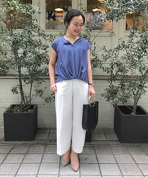 le.coeur blanc（ルクールブラン）の「【WEB限定PRICE】ジョーゼットスタンドVネックブラウス（シャツ/ブラウス・レディース・ネイビー/ピンクベージュ/ブルー/ワインレッド・FREE）」の6枚目の写真