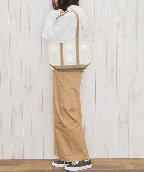 CONVERSE（コンバース）の「CONVERSE　Ssize STAR Print Tote Bag（トートバッグ・レディース・ブラック/アイボリー/ブラック系その他/カーキ/ダークブラック・FREE）」の5枚目の写真