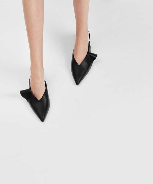 CHARLES & KEITH（チャールズ & キース）の「ファーリーディテールローウェッジミュール / RUFFLE DETAIL LOW WEDGE MULES（スリッポン・レディース・ブラック/ダークブルー・22.5cm/23cm/23.5cm/24.5cm/25cm）」の3枚目の写真