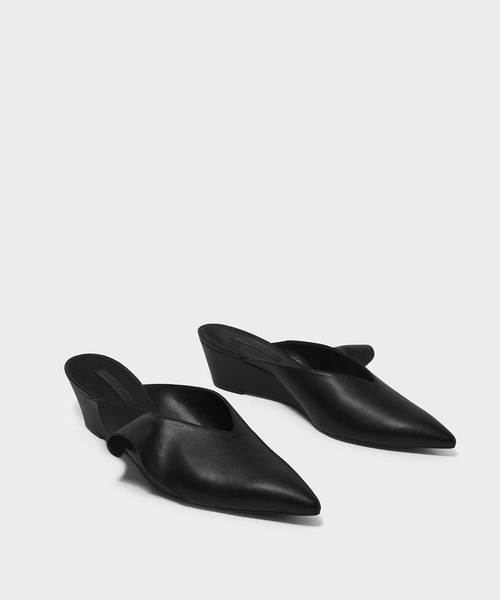 CHARLES & KEITH（チャールズ & キース）の「ファーリーディテールローウェッジミュール / RUFFLE DETAIL LOW WEDGE MULES（スリッポン・レディース・ブラック/ダークブルー・22.5cm/23cm/23.5cm/24.5cm/25cm）」の4枚目の写真
