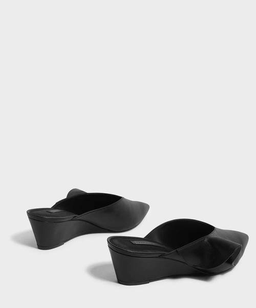 CHARLES & KEITH（チャールズ & キース）の「ファーリーディテールローウェッジミュール / RUFFLE DETAIL LOW WEDGE MULES（スリッポン・レディース・ブラック/ダークブルー・22.5cm/23cm/23.5cm/24.5cm/25cm）」の5枚目の写真