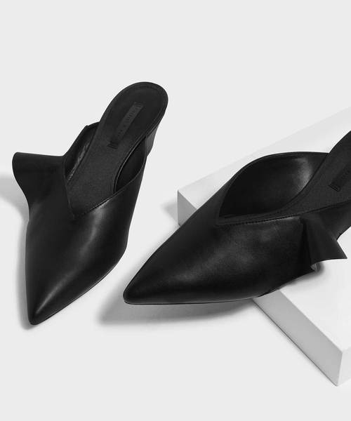 CHARLES & KEITH（チャールズ & キース）の「ファーリーディテールローウェッジミュール / RUFFLE DETAIL LOW WEDGE MULES（スリッポン・レディース・ブラック/ダークブルー・22.5cm/23cm/23.5cm/24.5cm/25cm）」の6枚目の写真