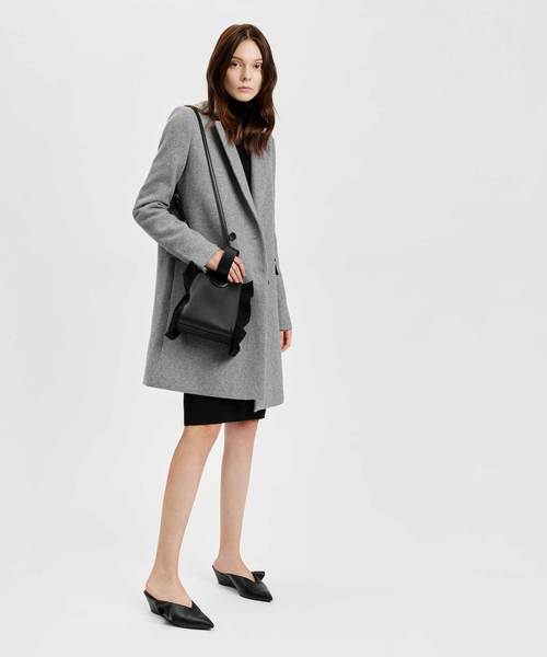 CHARLES & KEITH（チャールズ & キース）の「ファーリーディテールローウェッジミュール / RUFFLE DETAIL LOW WEDGE MULES（スリッポン・レディース・ブラック/ダークブルー・22.5cm/23cm/23.5cm/24.5cm/25cm）」の7枚目の写真