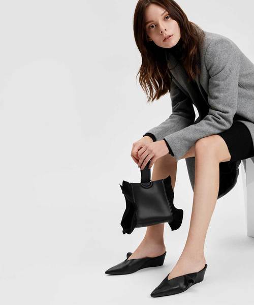 CHARLES & KEITH（チャールズ & キース）の「ファーリーディテールローウェッジミュール / RUFFLE DETAIL LOW WEDGE MULES（スリッポン・レディース・ブラック/ダークブルー・22.5cm/23cm/23.5cm/24.5cm/25cm）」の8枚目の写真