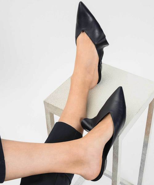 CHARLES & KEITH（チャールズ & キース）の「ファーリーディテールローウェッジミュール / RUFFLE DETAIL LOW WEDGE MULES（スリッポン・レディース・ブラック/ダークブルー・22.5cm/23cm/23.5cm/24.5cm/25cm）」の9枚目の写真