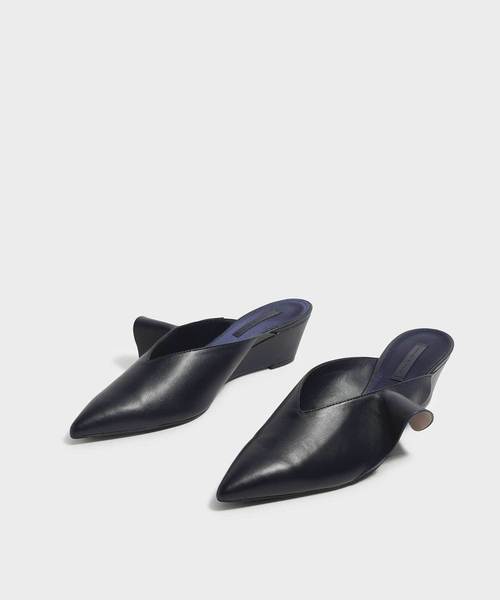 CHARLES & KEITH（チャールズ & キース）の「ファーリーディテールローウェッジミュール / RUFFLE DETAIL LOW WEDGE MULES（スリッポン・レディース・ブラック/ダークブルー・22.5cm/23cm/23.5cm/24.5cm/25cm）」の10枚目の写真