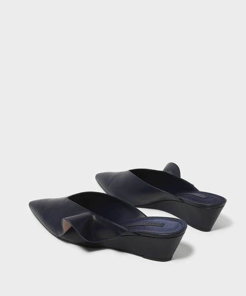 CHARLES & KEITH（チャールズ & キース）の「ファーリーディテールローウェッジミュール / RUFFLE DETAIL LOW WEDGE MULES（スリッポン・レディース・ブラック/ダークブルー・22.5cm/23cm/23.5cm/24.5cm/25cm）」の11枚目の写真