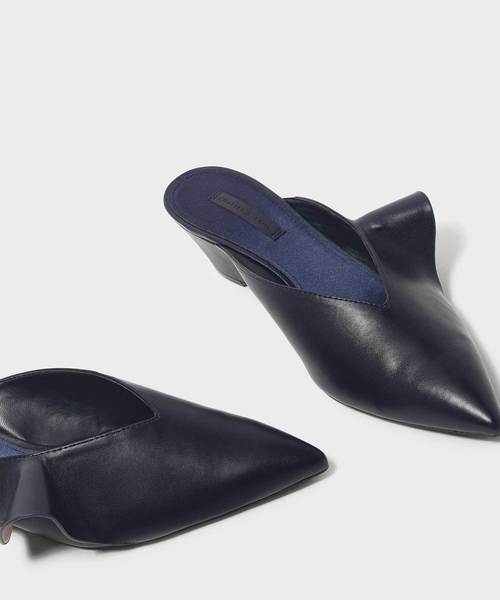 CHARLES & KEITH（チャールズ & キース）の「ファーリーディテールローウェッジミュール / RUFFLE DETAIL LOW WEDGE MULES（スリッポン・レディース・ブラック/ダークブルー・22.5cm/23cm/23.5cm/24.5cm/25cm）」の12枚目の写真
