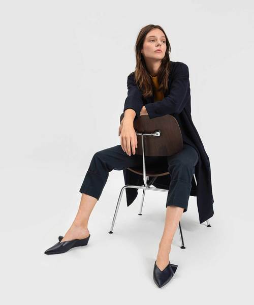CHARLES & KEITH（チャールズ & キース）の「ファーリーディテールローウェッジミュール / RUFFLE DETAIL LOW WEDGE MULES（スリッポン・レディース・ブラック/ダークブルー・22.5cm/23cm/23.5cm/24.5cm/25cm）」の14枚目の写真