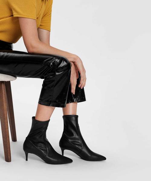 CHARLES & KEITH(チャールズ & キース)の「キトゥンヒールポインテッドカーフブーツ / Kitten Heel Pointed Calf Boots(ブーツ・レディース・ブラック/バーガンディー・22.5cm/23cm/23.5cm/24.5cm/25cm/25.5cm)」の3枚目の写真