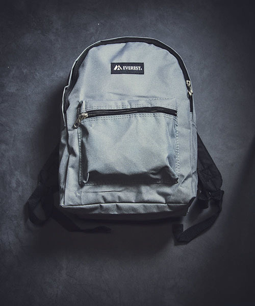 EVEREST（エベレスト）の「【EVEREST/エベレスト】BASIC BACKPACK/ベーシックバックパック（バックパック/リュック・レディース・ホワイト/チャコールグレー/ブラック/ダークグリーン/パープル/ネイビー/ブラウン/グレー/レッド/オリーブ/カーキ/ピンク/ターコイズブルー/ブルー/ライトピンク/ダークパープル/ブルーグリーン/レモンイエロー/ライトグリーン/コーラルピンク/イエロー/ライム/オレンジ/アクア/オレンジ系その他/エメラルド/ピンク系その他・FREE）」の4枚目の写真