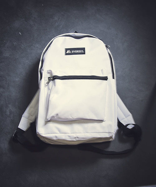 EVEREST（エベレスト）の「【EVEREST/エベレスト】BASIC BACKPACK/ベーシックバックパック（バックパック/リュック・レディース・ホワイト/チャコールグレー/ブラック/ダークグリーン/パープル/ネイビー/ブラウン/グレー/レッド/オリーブ/カーキ/ピンク/ターコイズブルー/ブルー/ライトピンク/ダークパープル/ブルーグリーン/レモンイエロー/ライトグリーン/コーラルピンク/イエロー/ライム/オレンジ/アクア/オレンジ系その他/エメラルド/ピンク系その他・FREE）」の2枚目の写真
