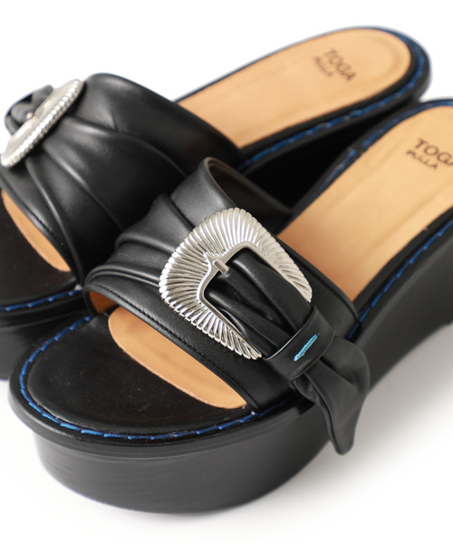 TOGA PULLA（トーガ　プルラ）の「【TOGA PULLA】Metal platform sandals TP91-AJ964（サンダル・レディース・ブラック・SMALL/MEDIUM/LARGE）」の3枚目の写真