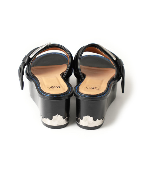 TOGA PULLA（トーガ　プルラ）の「【TOGA PULLA】Metal platform sandals TP91-AJ964（サンダル・レディース・ブラック・SMALL/MEDIUM/LARGE）」の5枚目の写真