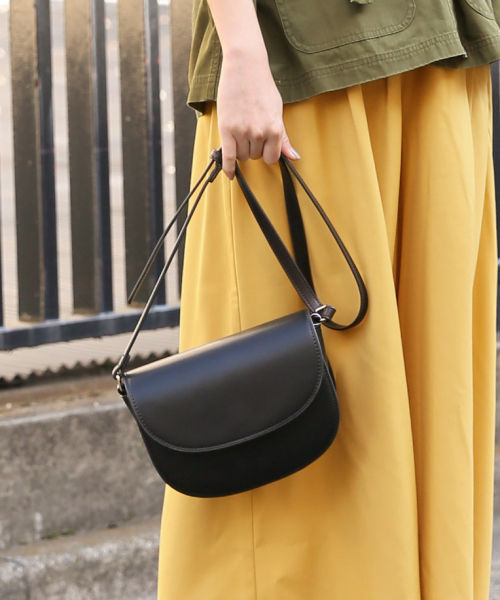 LOWRYS FARM（ローリーズファーム）の「ハーフムーンショルダーＢＡＧ　823131（ショルダーバッグ・レディース・ブラック/ブラウン/オフホワイト・FREE）」の2枚目の写真