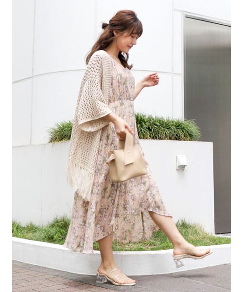 dazzlin（ダズリン）の「クリンクルフラワーロングワンピース（ワンピース・レディース・アイボリー/ブラック/ラベンダー・SMALL/MEDIUM）」の6枚目の写真